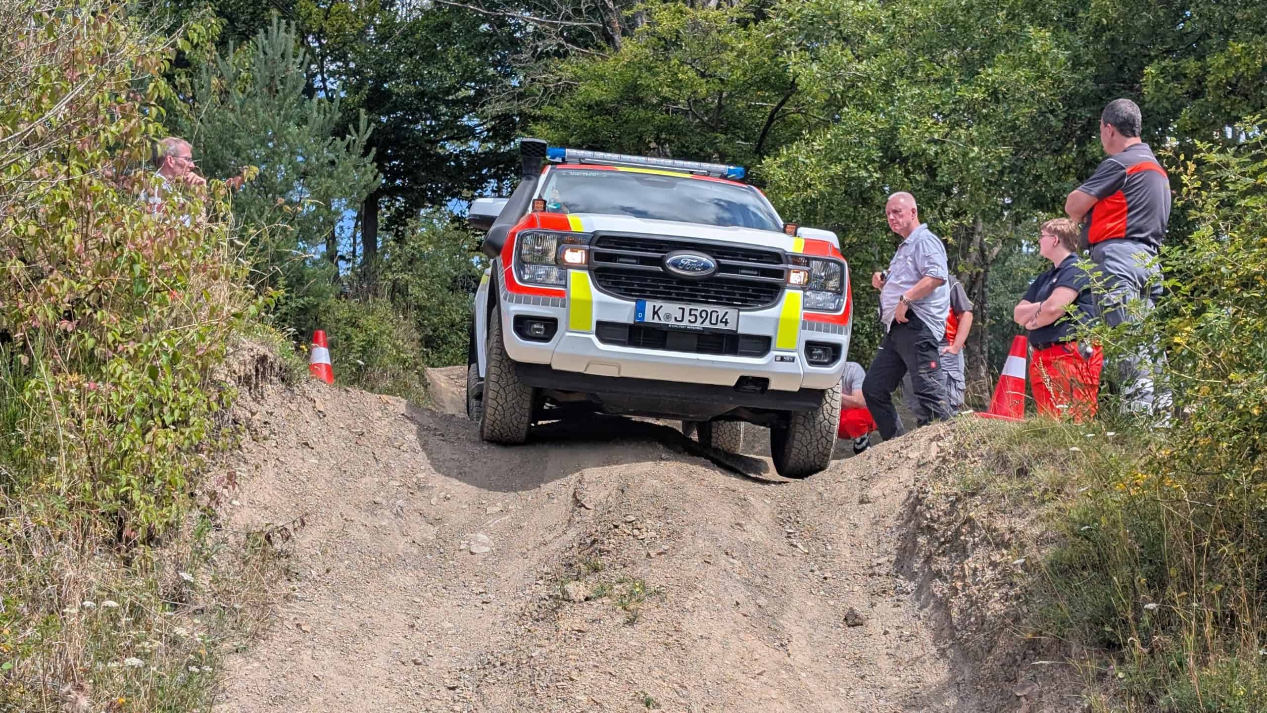 Blaulichttag 2027 am Nürburgring: Kostenfreies Offroadtraining für Feuerwehr, THW und Rettungsdienste. Auch kostenlose Trainingsmöglichkeiten ab 2027.